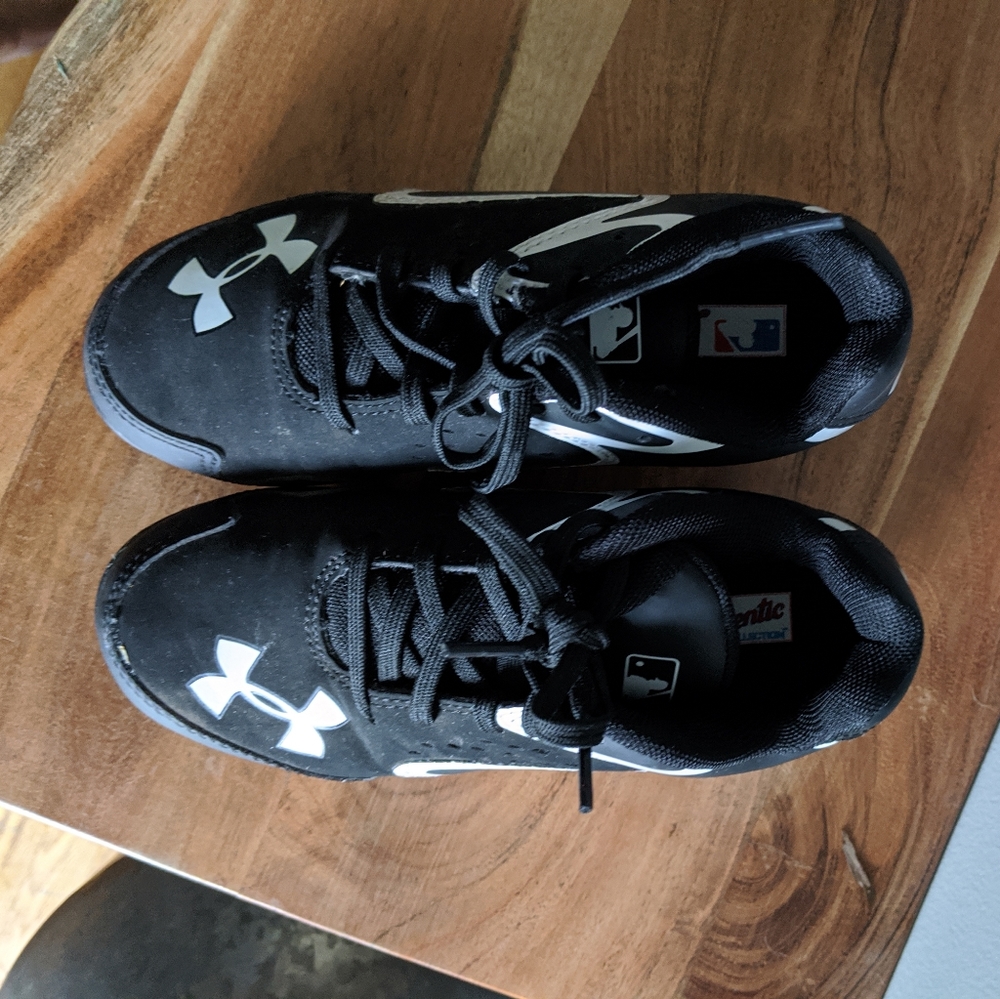 Kids Under Armour softball cleat